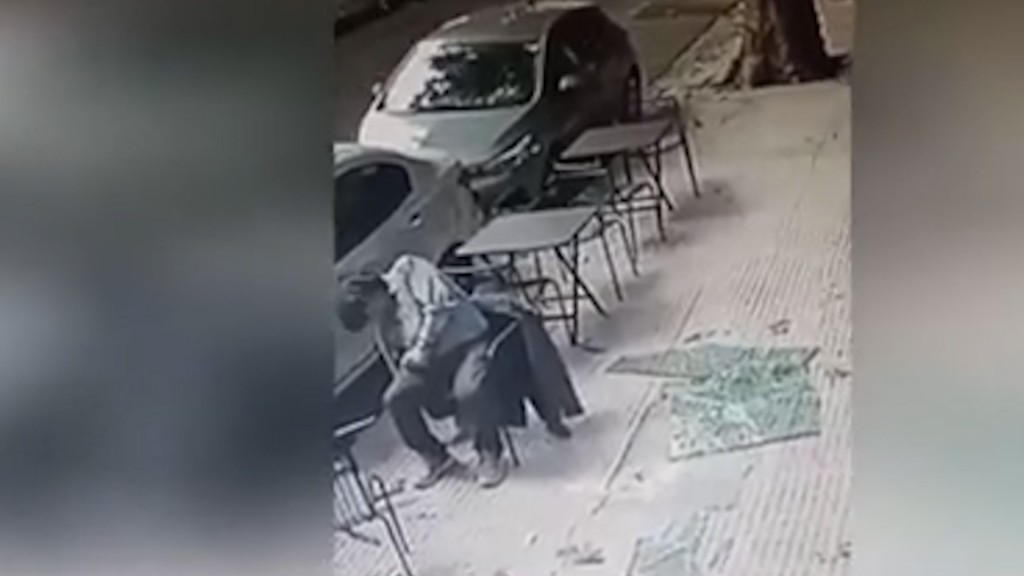 Brutal accidente en Belgrano: tomaba una gaseosa en una cafetería y le cayó una placa de vidrio en la cabeza