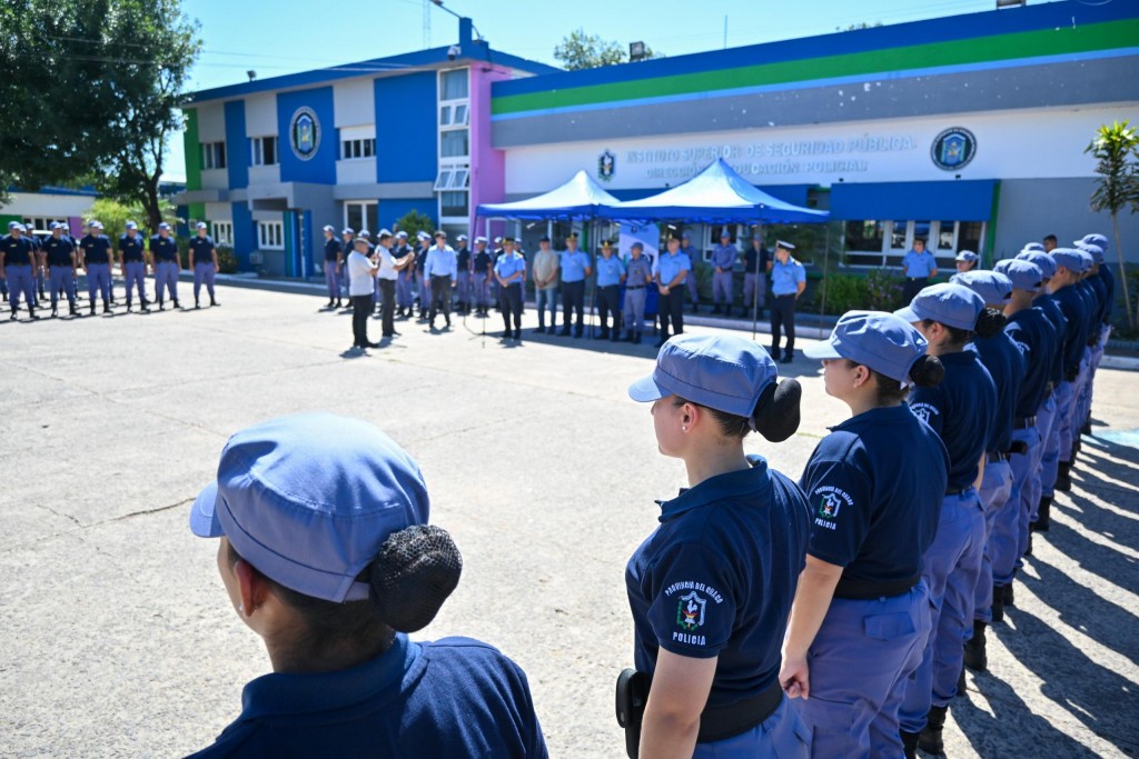 PLAN PROVINCIAL DE SEGURIDAD: POLICÍAS EGRESAN CON ARMAS Y UNIFORMES NUEVOS