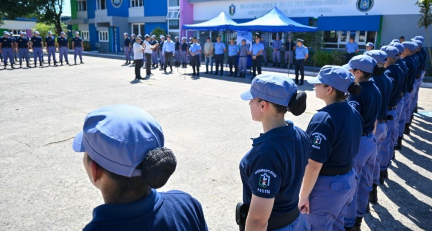 PLAN PROVINCIAL DE SEGURIDAD: POLICÍAS EGRESAN CON ARMAS Y UNIFORMES NUEVOS