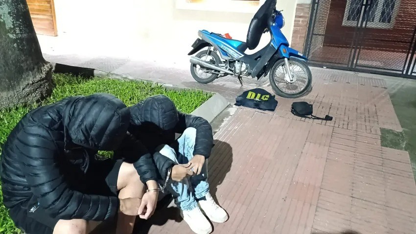 Menores robaron a punta de pistola y fueron detenidos por un policía de franco