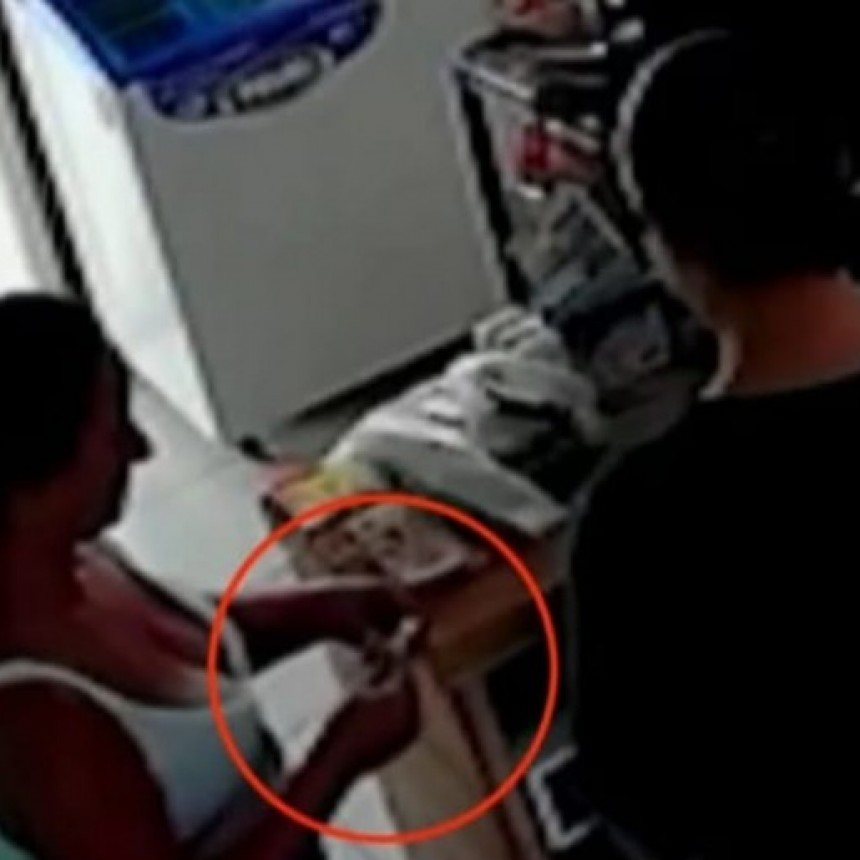 Video: se ofreci&oacute; a leerle las manos a una empleada de un comercio en Chaco y se rob&oacute; m&aacute;s de $400 mil 