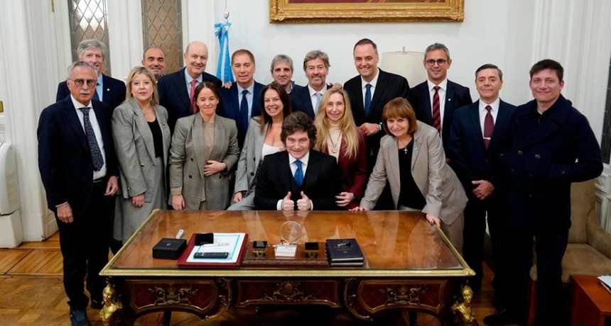 La foto del gabinete y el video con m&uacute;sica de Rocky que difundi&oacute; Presidencia: uno por uno, qui&eacute;nes fueron a respaldar a Adorni al Congreso
