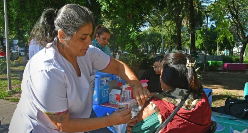 SALUD: AMPLIA CONVOCATORIA EN LA PLAZA 25 DE MAYO PARA ACCEDER A VACUNAS GRATUITAS