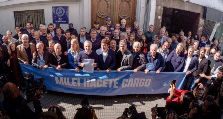 En otro cruce con Naci&oacute;n, intendentes peronistas de todos los sectores movilizaron contra Pettovello en reclamo de fondos 