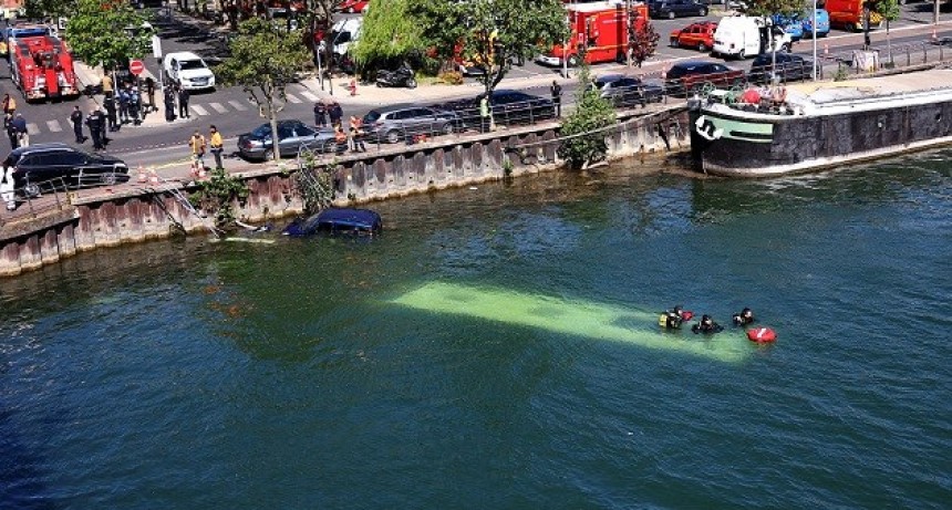 Un autob&uacute;s cay&oacute; al r&iacute;o Sena en la periferia de Par&iacute;s: el error que casi le cuesta la vida a la conductora y los pasajeros