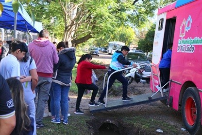 GRAN SERVICIO DEL COLECTIVO SANITARIO Y DEL PROGRAMA MUNA EN LA ESCUELA INDEPENDENCIA