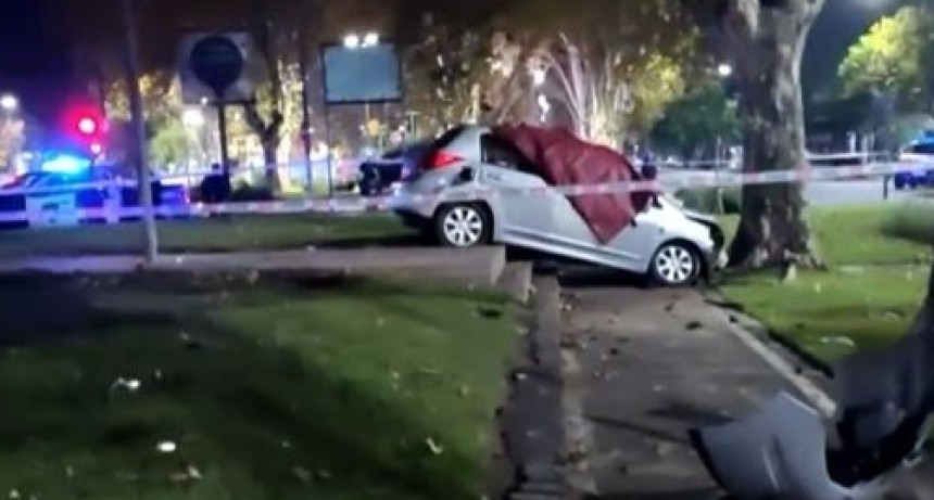 Accidente fatal en V&eacute;lez Sarsfield: una mujer muri&oacute; tras chocar contra un &aacute;rbol