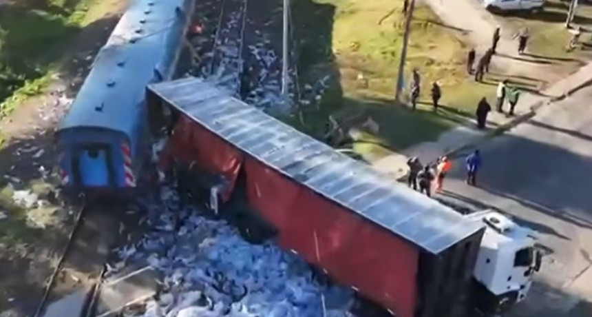 Un tren impact&oacute; contra un cami&oacute;n en Pilar y hubo incidentes con vecinos que intentaron llevarse la carga de la formaci&oacute;n