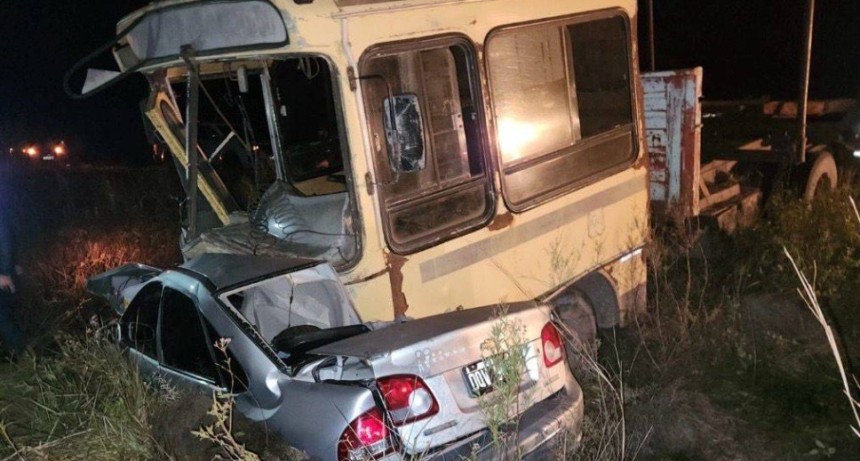 Tragedia familiar en Corrientes: dos mujeres y un hombre viajaban al velatorio de su hermano, chocaron de frente contra un cami&oacute;n y murieron