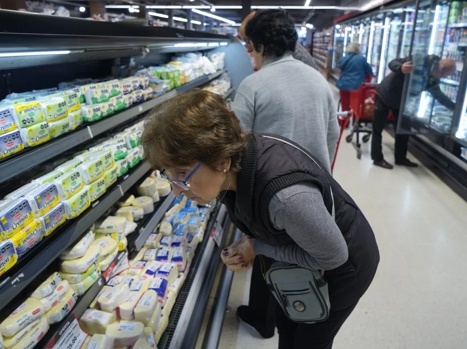 Luego de cuatro meses en suba, la confianza de los consumidores cayó en junio