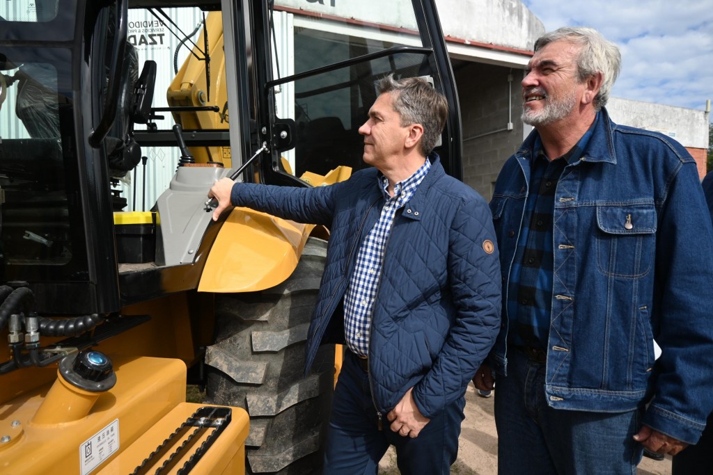 ESTE SÁBADO: SE ENTREGÓ UNA NUEVA MAQUINARIA PARA EL CONSORCIO CAMINERO N°65 