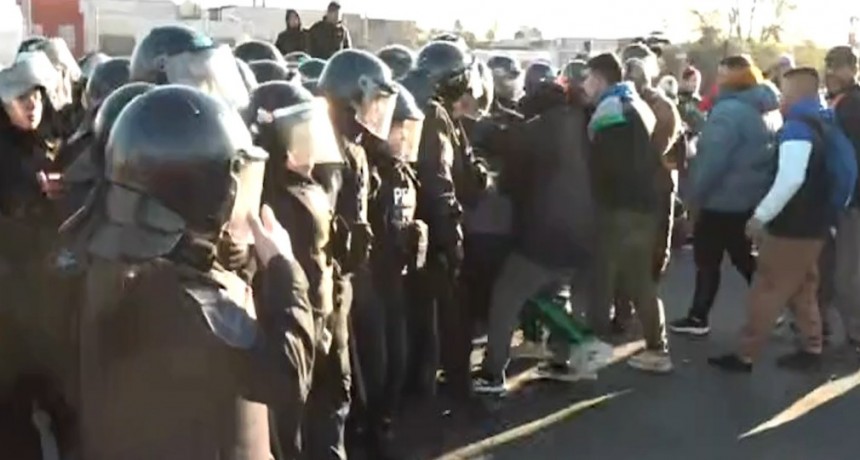 Tensión e incidentes en Puente La Noria: puesteros de La Salada se enfrentaron con la Policía Federal