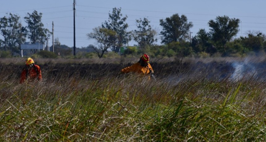 INCENDIO DE GRAN MAGNITUD POR POCO NO AFECTA UN LOCAL COMERCIAL Y EL PARQUE CARAGUAT&Aacute;