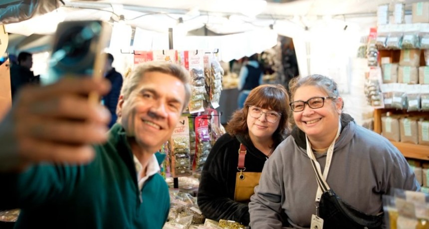EL GOBERNADOR ZDERO COMPARTI&Oacute; OTRA NOCHE DE BIENAL CON EMPRENDEDORES, TURISTAS Y LAS FAMILIAS