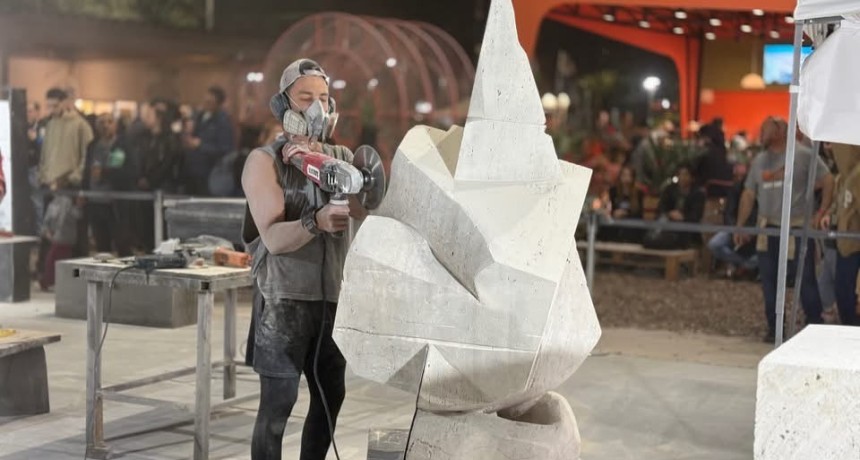 &Uacute;LTIMAS HORAS DE TRABAJO EN LA BIENAL: LOS ESCULTORES DAN LOS TOQUES FINALES ANTES DE LA GRAN REVELACI&Oacute;N
