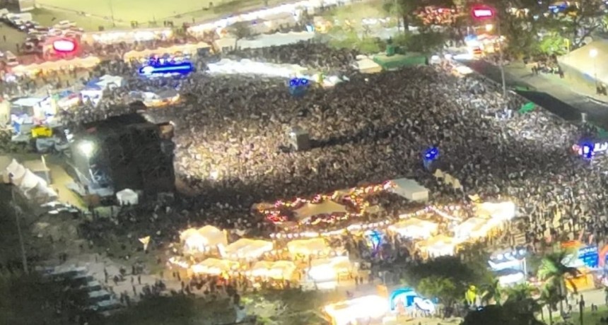 IMPRESIONANTE CONVOCATORIA EN EL CIERRE DE LA BIENAL 2026: UNAS 250 MIL PERSONAS DISFRUTARON DE LA &Uacute;LTIMA NOCHE CON ABEL PINTOS
