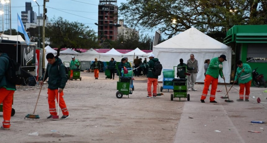 A LIMPIAR LA BIENAL: 500 MUNICIPALES PUSIERON EN CONDICIONES LA ZONA DONDE CANT&Oacute; ABEL PINTOS