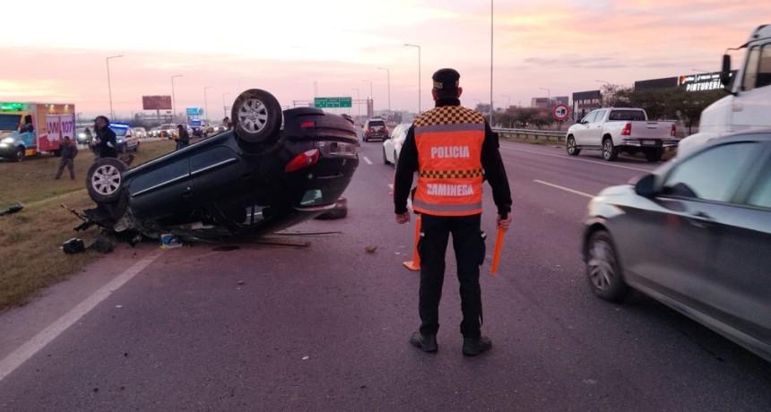 Un polic&iacute;a manejaba borracho, perdi&oacute; el control del auto y choc&oacute; contra un cami&oacute;n en C&oacute;rdoba: mat&oacute; a un hombre