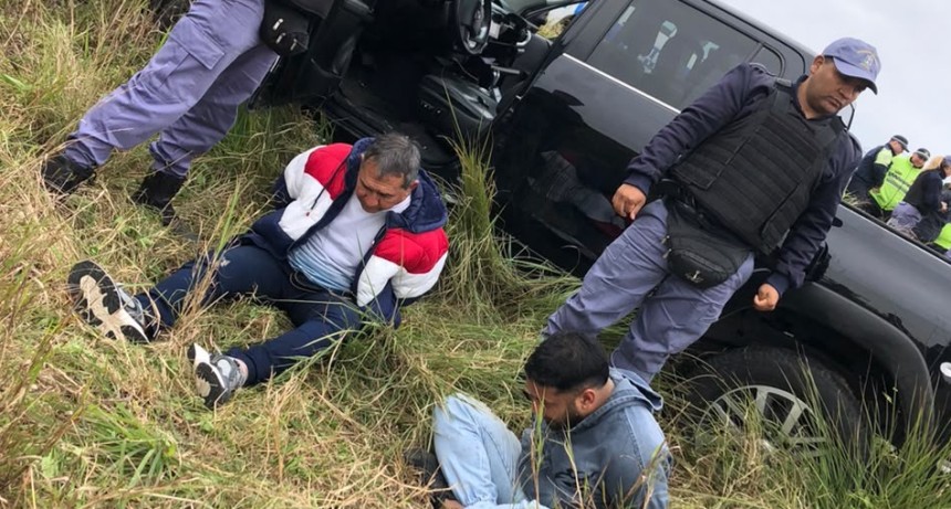 Video: persecuci&oacute;n policial de pel&iacute;cula y disparos en plena Ruta 11 por dos camionetas robadas en Chaco