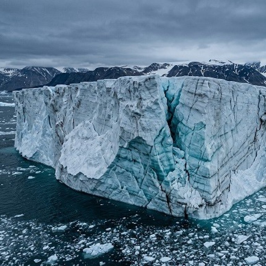 Un bloque de hielo del tama&ntilde;o de Manhattan se desprendi&oacute; de un glaciar en Groenlandia y amenaza con elevar el nivel del mar