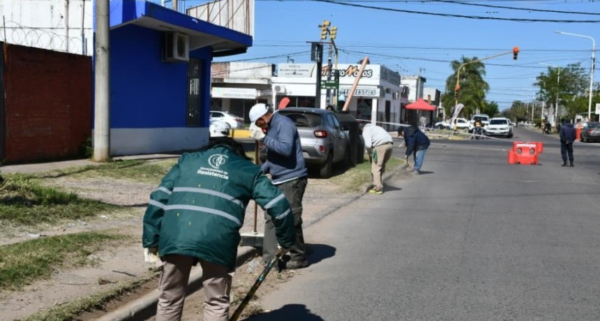 CON PINTURA Y CARTELES, SIGUEN INFORMANDO DEL SENTIDO UNICO DE LA CALLE PADRE CERQUEIRA