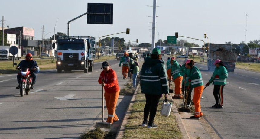EL MUNICIPIO EJECUTA UN GRAN OPERATIVO DE LIMPIEZA EN LA RUTA 11 Y SOLICITA PRECAUCI&Oacute;N A QUIENES TRANSITAN POR EL LUGAR