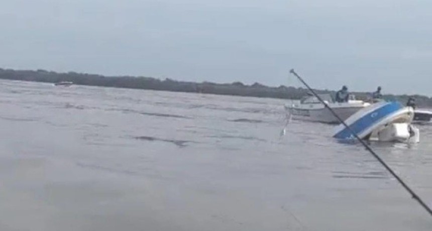 Corrientes: una lancha se dio vuelta por el oleaje y se hundi&oacute; en el r&iacute;o Paran&aacute;