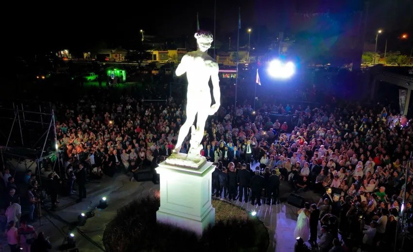 Zdero presentó la Bienal 2024 e inauguró el calco del David de Miguel Ángel