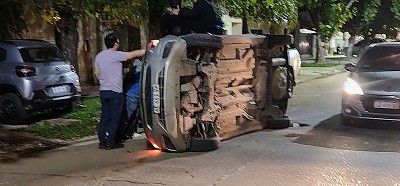 En la mañana de hoy, 06:50  un automóvil Chevrolet Prisma volcó en la calle Catamarca al 460, 