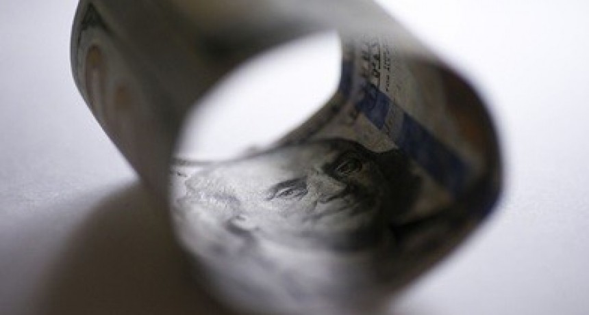 El dólar superó los $1.200 y divide a los especialistas: ¿es momento de comprar o vender?